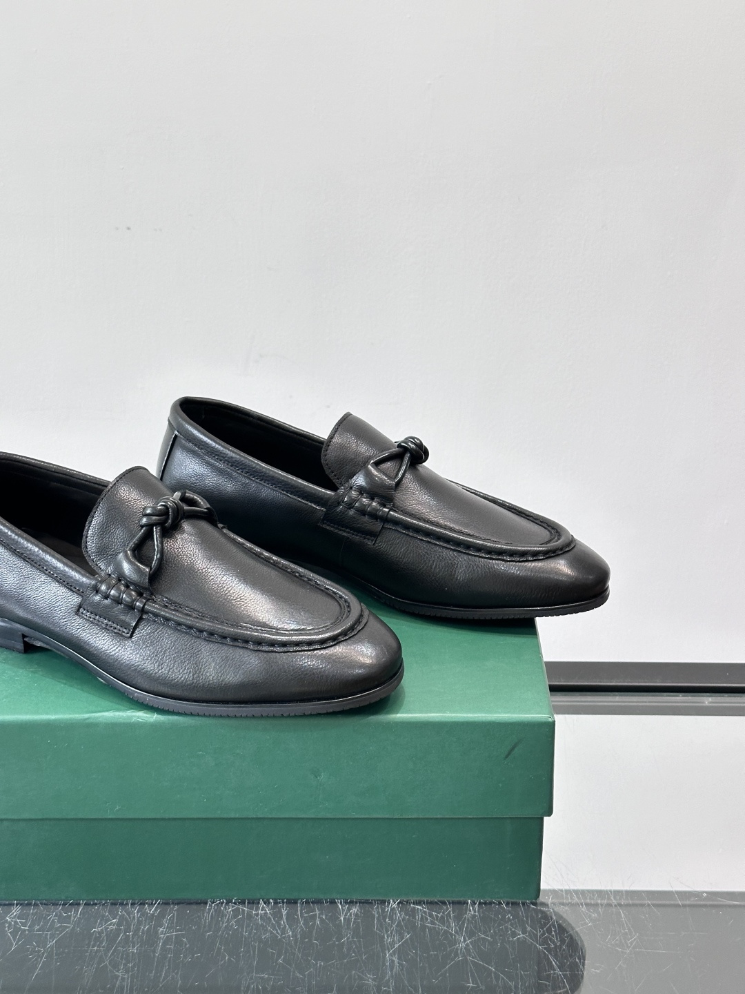 bv男士皮鞋，选用优质皮革，表面光滑细腻，质感满分💯。经典乐福鞋设计，搭配马衔扣装饰，细节精致，低调又高