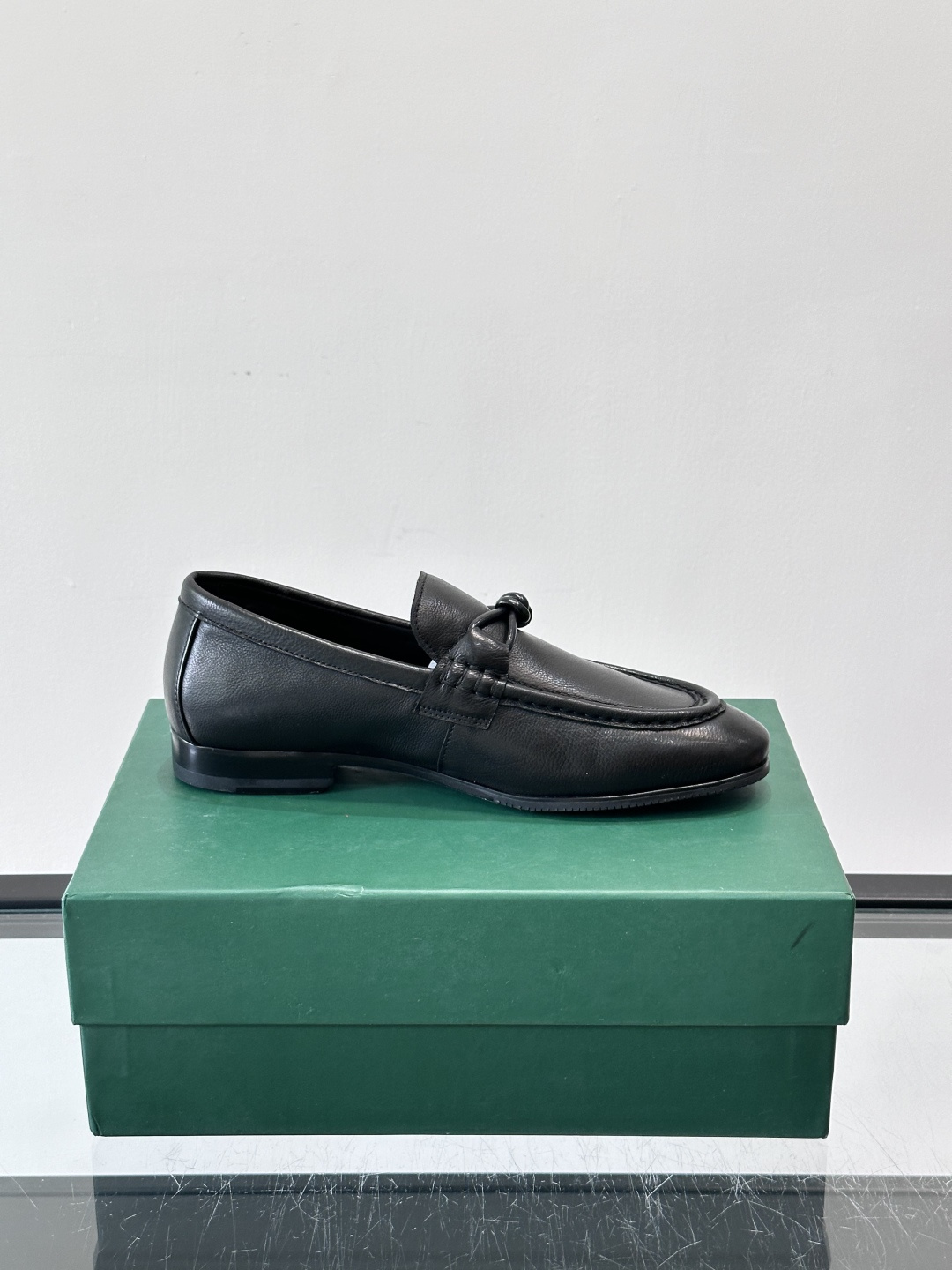 bv男士皮鞋，选用优质皮革，表面光滑细腻，质感满分💯。经典乐福鞋设计，搭配马衔扣装饰，细节精致，低调又高