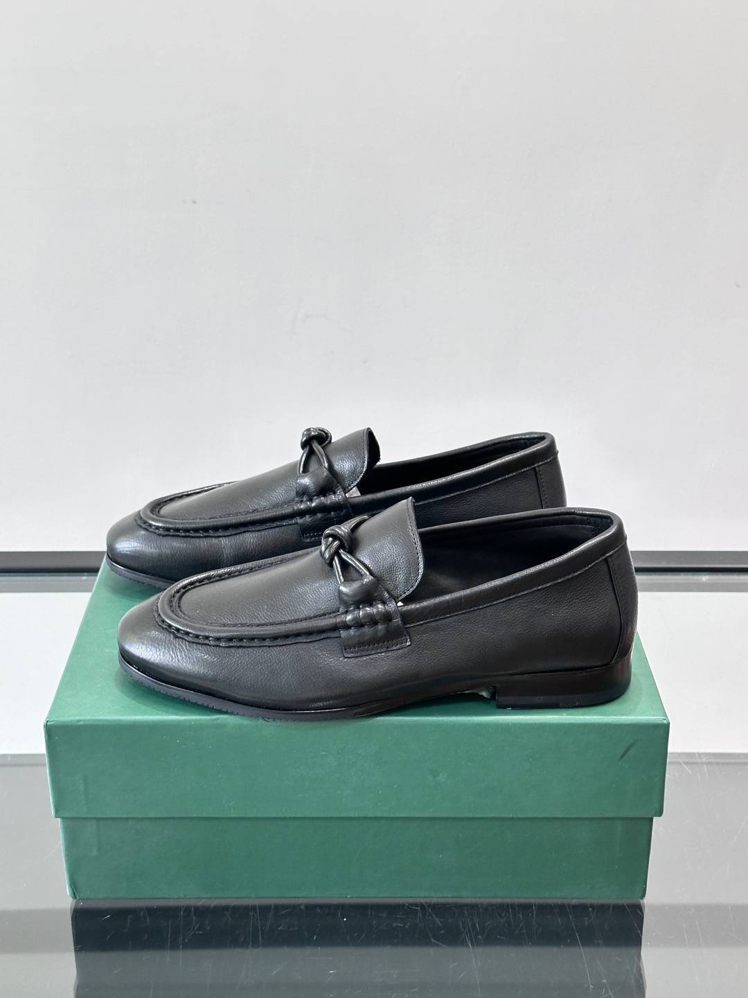 bv男士皮鞋，选用优质皮革，表面光滑细腻，质感满分💯。经典乐福鞋设计，搭配马衔扣装饰，细节精致，低调又高