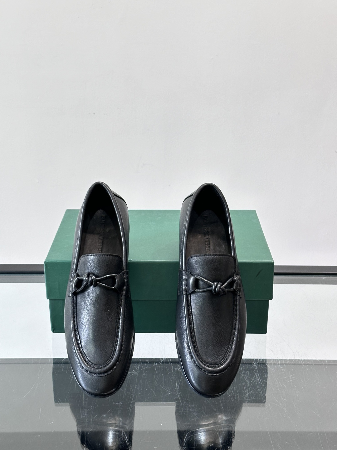 bv男士皮鞋，选用优质皮革，表面光滑细腻，质感满分💯。经典乐福鞋设计，搭配马衔扣装饰，细节精致，低调又高