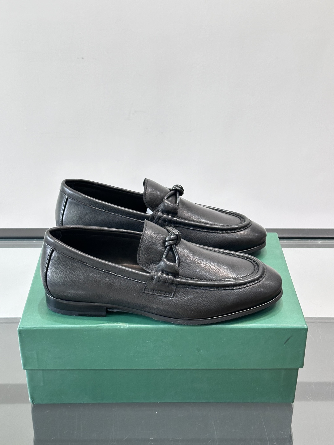 NO:587134,BV men's leather shoes are made of high-quality leather, with a smooth and delicate surface and perfect texture. Classic loafer design, with horsebit decoration, exquisite details, low-key and high-end. Genuine leather soles are wear-resistant and non-slip, suitable for daily commuting or business occasions. The overall is simple and elegant, easy to match with suits or casual pants, showing a gentleman's temperament. Exquisite craftsmanship and comfort, quality and taste, it is a must-have item in urban men's wardrobe!  ,size39-44 (customized at 38.45),BV leather shoes,bottega veneta,loafers,business suit19860909bv男士皮鞋,选用优质皮革,表面光滑细腻,质感满分.经典乐福鞋设计,搭配马衔扣装饰,细节精致,低调又高级.真皮鞋底耐磨防滑,日常通勤或商务场合都很适合.整体简约大方,轻松搭配西装或休闲裤,展现绅士气质山.精湛工艺和舒适,品质与品味兼具,是都市男士衣橱必备单品！ ,size39-44（38.45定做）,BV皮鞋,bottega veneta,loafers,business suit,Men's shoes