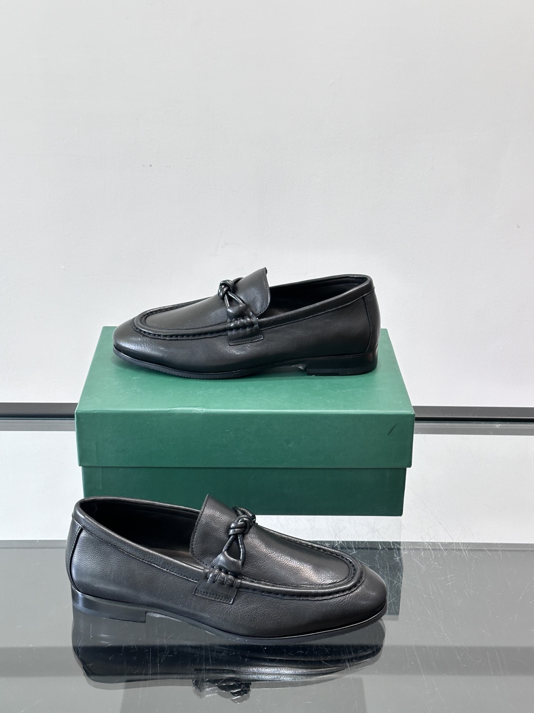 bv男士皮鞋，选用优质皮革，表面光滑细腻，质感满分💯。经典乐福鞋设计，搭配马衔扣装饰，细节精致，低调又高