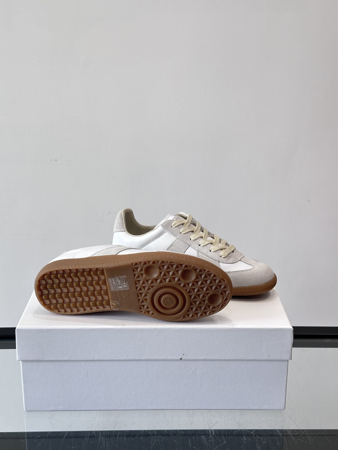 Maison Margiela经典德训鞋，简约复古风，真皮+羊皮内里，质感细腻又舒适。生胶鞋底抓地力强，