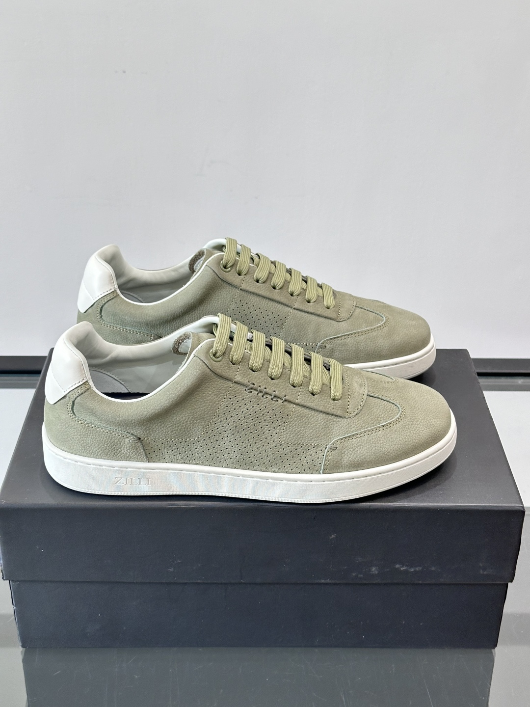 ZILLI这款休闲鞋选用绒面小牛皮，质感细腻又高级，极简设计融合休闲与精致，通勤或商务休闲都能轻松驾驭。