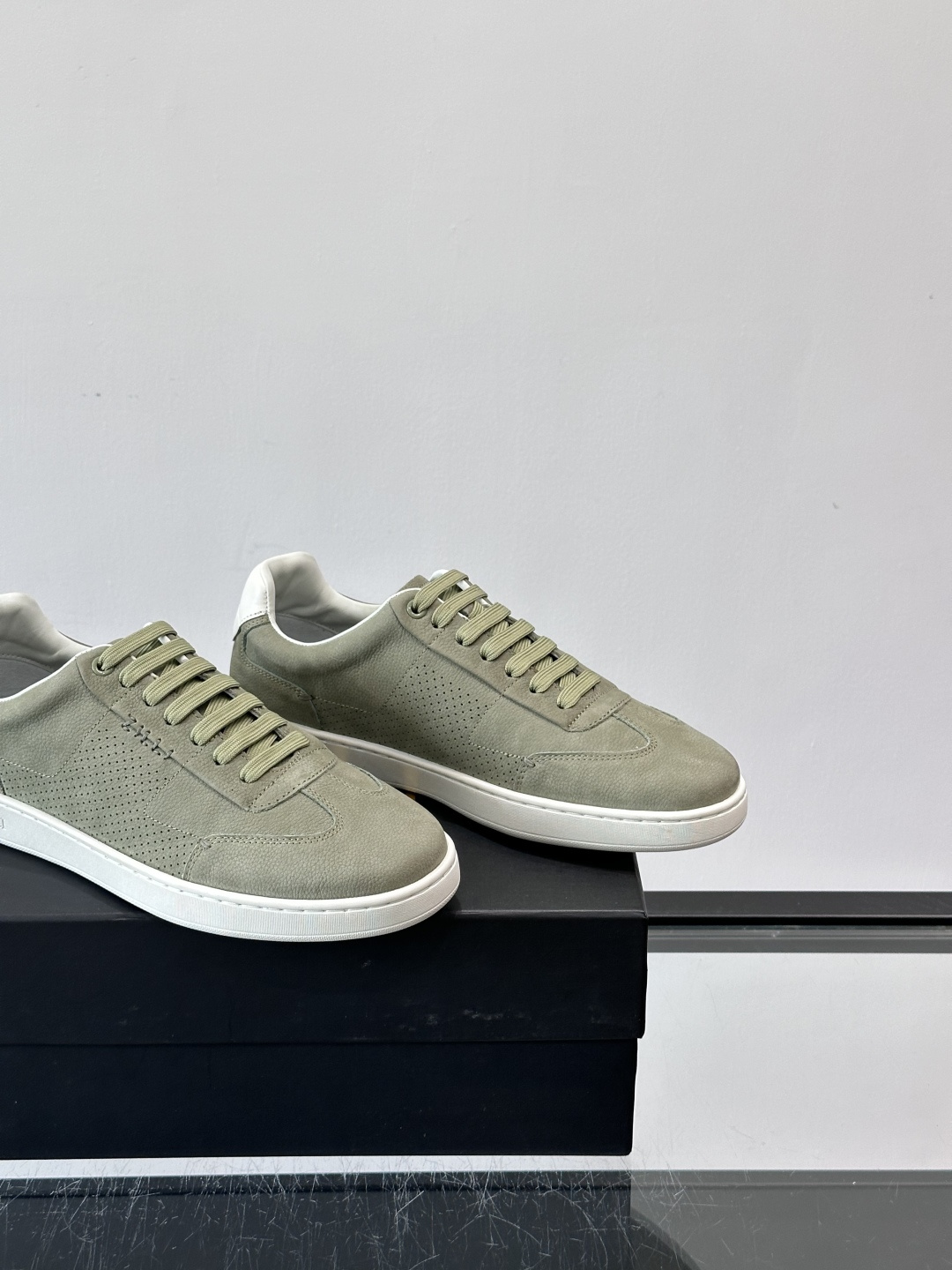 ZILLI这款休闲鞋选用绒面小牛皮，质感细腻又高级，极简设计融合休闲与精致，通勤或商务休闲都能轻松驾驭。