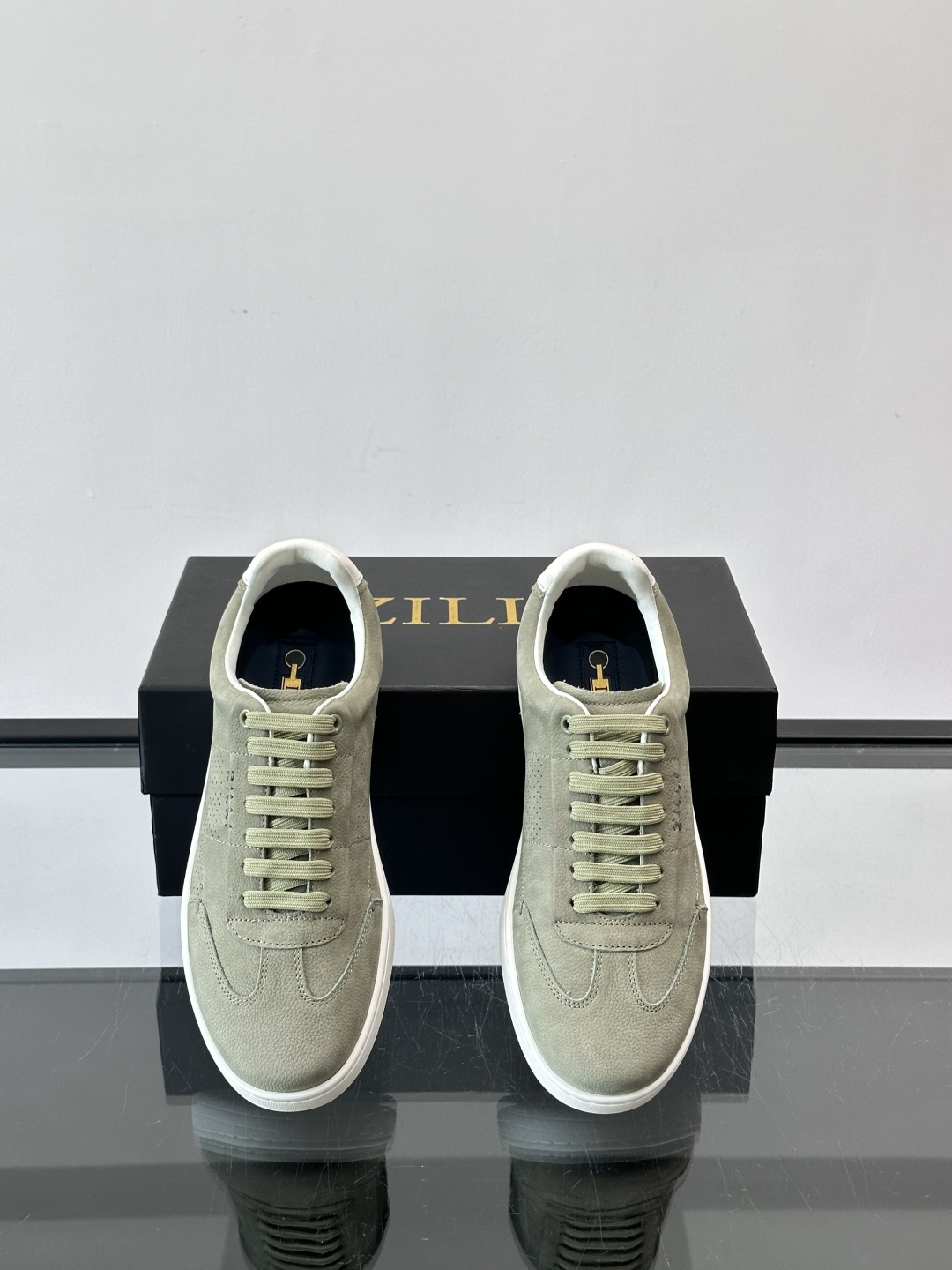 ZILLI这款休闲鞋选用绒面小牛皮，质感细腻又高级，极简设计融合休闲与精致，通勤或商务休闲都能轻松驾驭。