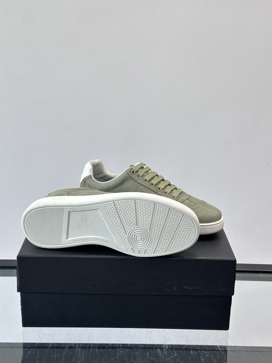 ZILLI这款休闲鞋选用绒面小牛皮，质感细腻又高级，极简设计融合休闲与精致，通勤或商务休闲都能轻松驾驭。