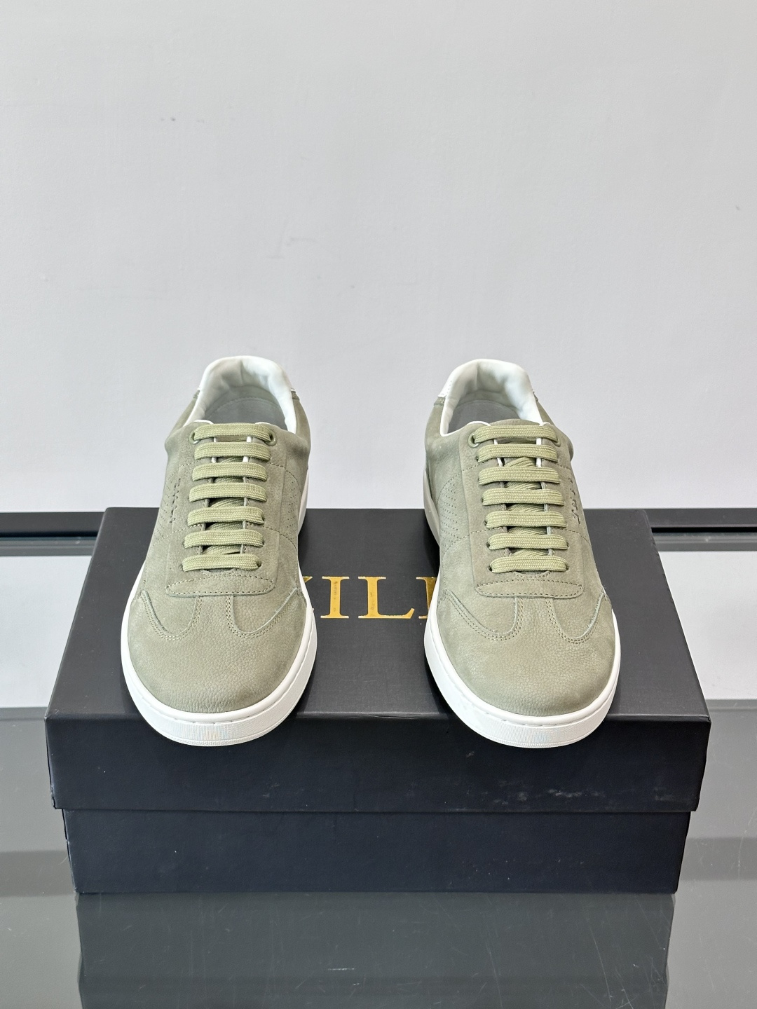 ZILLI这款休闲鞋选用绒面小牛皮，质感细腻又高级，极简设计融合休闲与精致，通勤或商务休闲都能轻松驾驭。