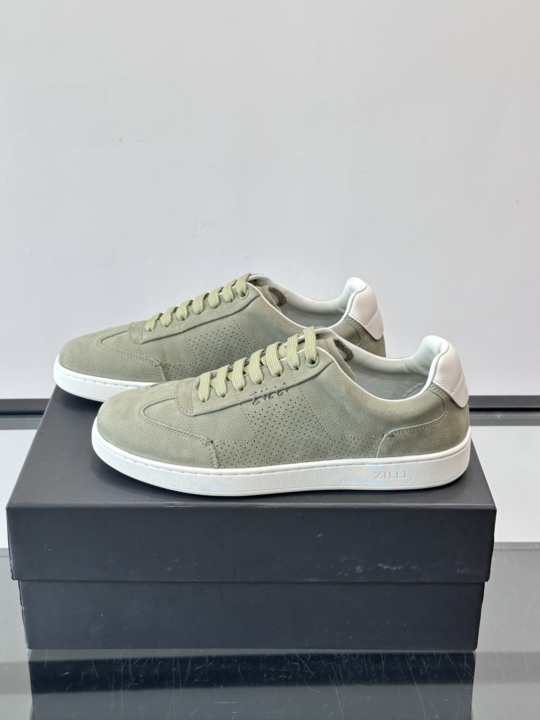 ZILLI这款休闲鞋选用绒面小牛皮，质感细腻又高级，极简设计融合休闲与精致，通勤或商务休闲都能轻松驾驭。