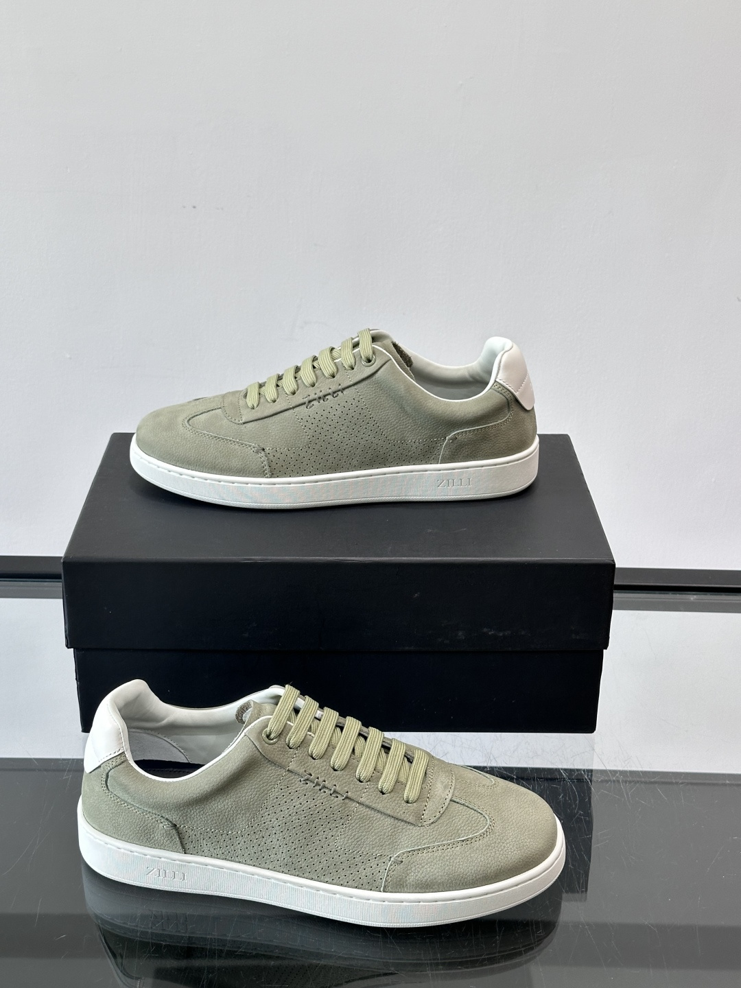 ZILLI这款休闲鞋选用绒面小牛皮，质感细腻又高级，极简设计融合休闲与精致，通勤或商务休闲都能轻松驾驭。