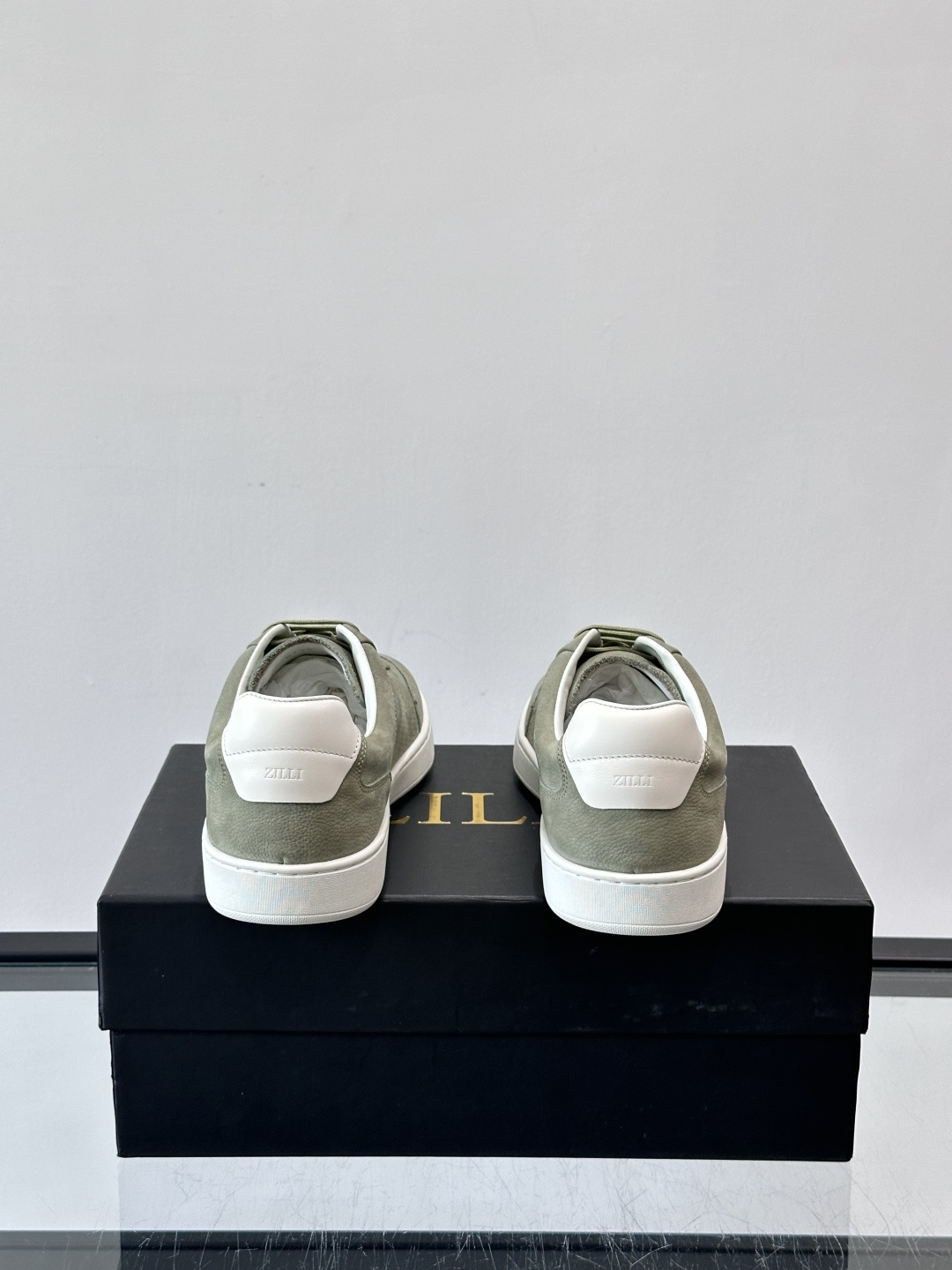 ZILLI这款休闲鞋选用绒面小牛皮，质感细腻又高级，极简设计融合休闲与精致，通勤或商务休闲都能轻松驾驭。