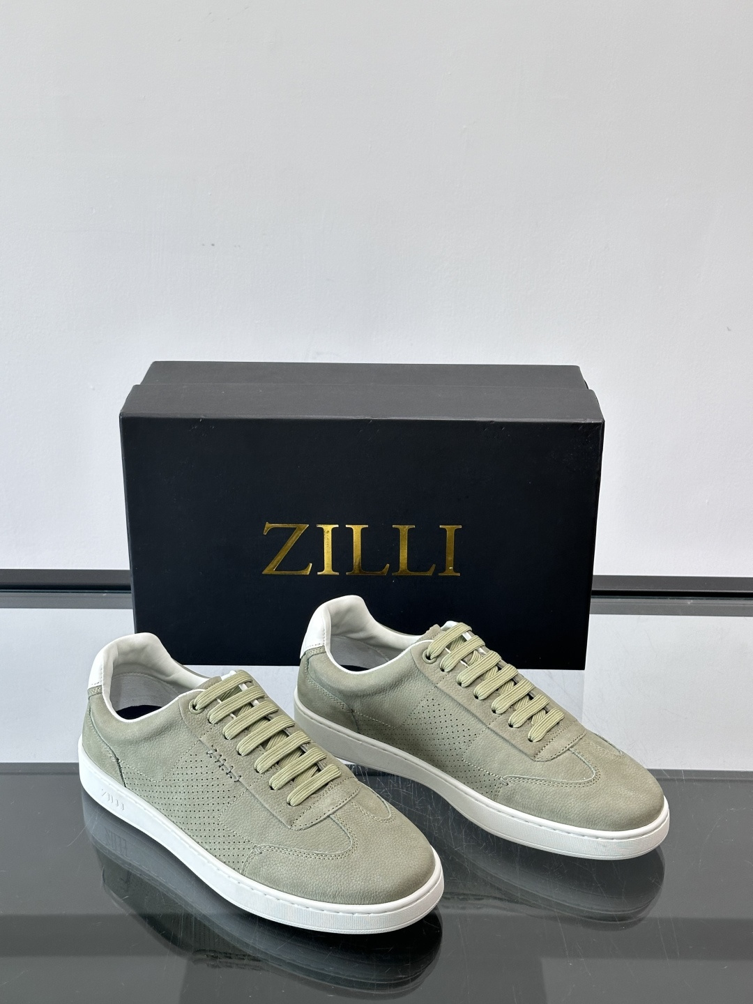 ZILLI这款休闲鞋选用绒面小牛皮，质感细腻又高级，极简设计融合休闲与精致，通勤或商务休闲都能轻松驾驭。