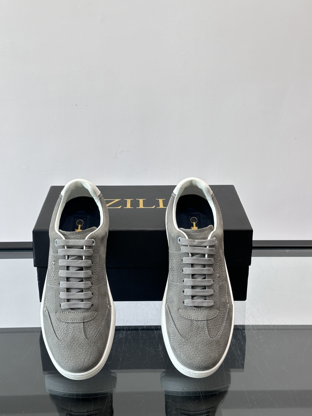 ZILLI这款休闲鞋选用绒面小牛皮，质感细腻又高级，极简设计融合休闲与精致，通勤或商务休闲都能轻松驾驭。