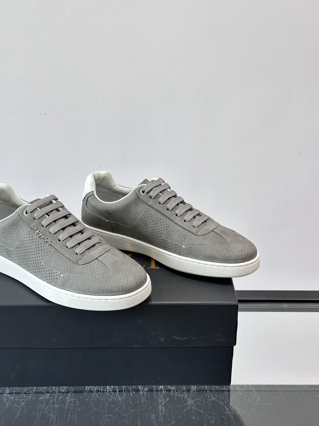 ZILLI这款休闲鞋选用绒面小牛皮，质感细腻又高级，极简设计融合休闲与精致，通勤或商务休闲都能轻松驾驭。