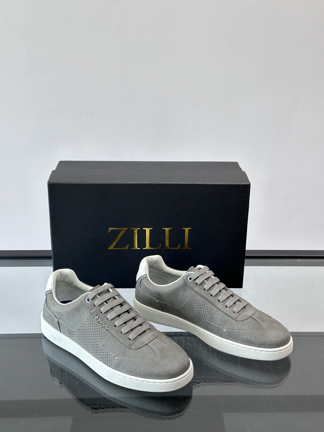 ZILLI这款休闲鞋选用绒面小牛皮，质感细腻又高级，极简设计融合休闲与精致，通勤或商务休闲都能轻松驾驭。