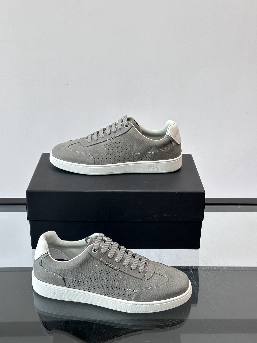 ZILLI这款休闲鞋选用绒面小牛皮，质感细腻又高级，极简设计融合休闲与精致，通勤或商务休闲都能轻松驾驭。