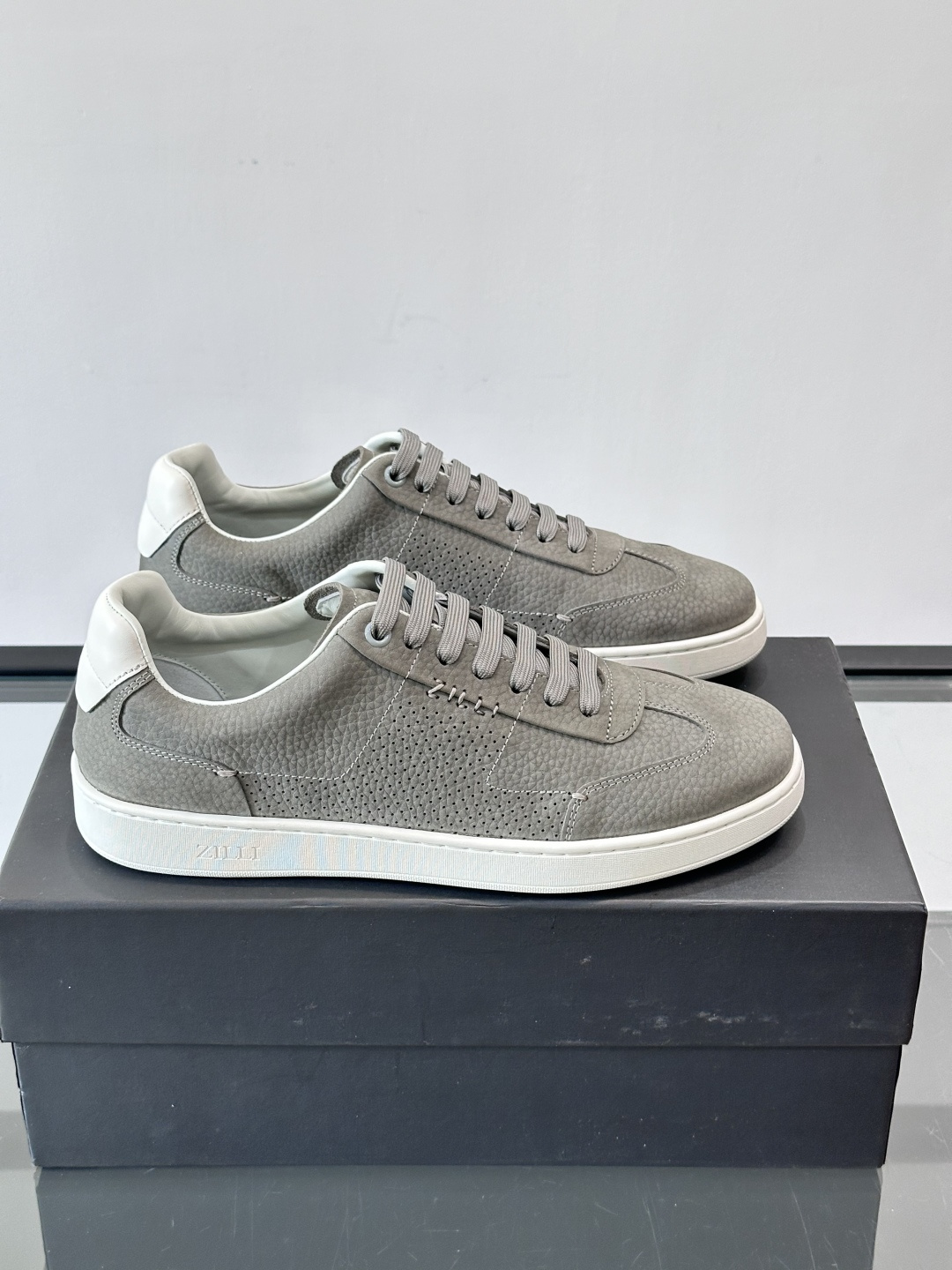 ZILLI这款休闲鞋选用绒面小牛皮，质感细腻又高级，极简设计融合休闲与精致，通勤或商务休闲都能轻松驾驭。