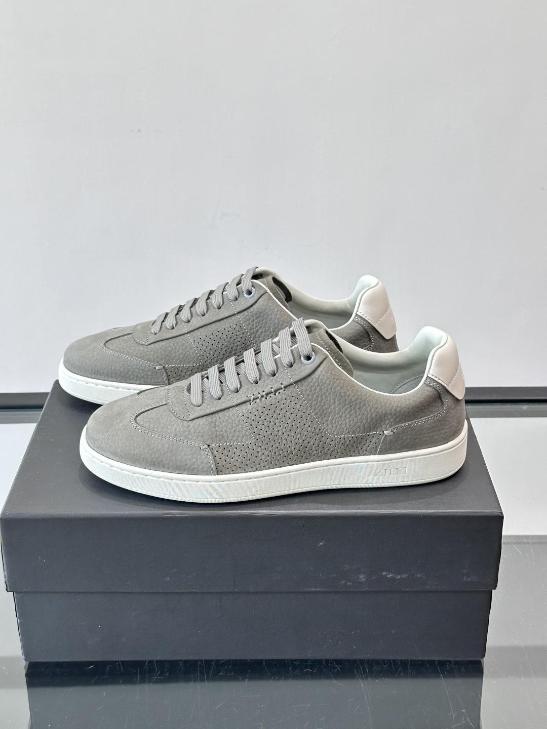 ZILLI这款休闲鞋选用绒面小牛皮，质感细腻又高级，极简设计融合休闲与精致，通勤或商务休闲都能轻松驾驭。