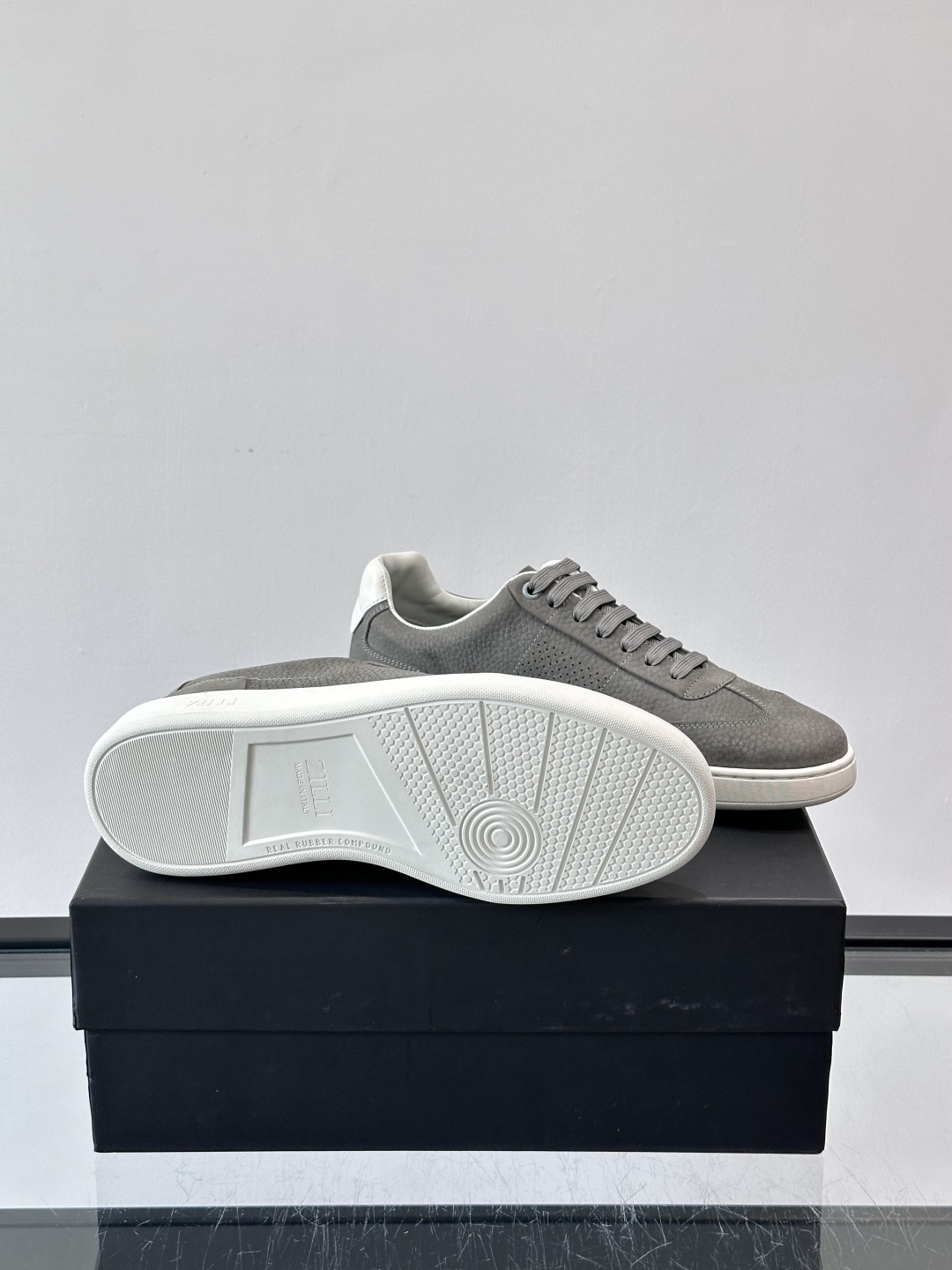 ZILLI这款休闲鞋选用绒面小牛皮，质感细腻又高级，极简设计融合休闲与精致，通勤或商务休闲都能轻松驾驭。