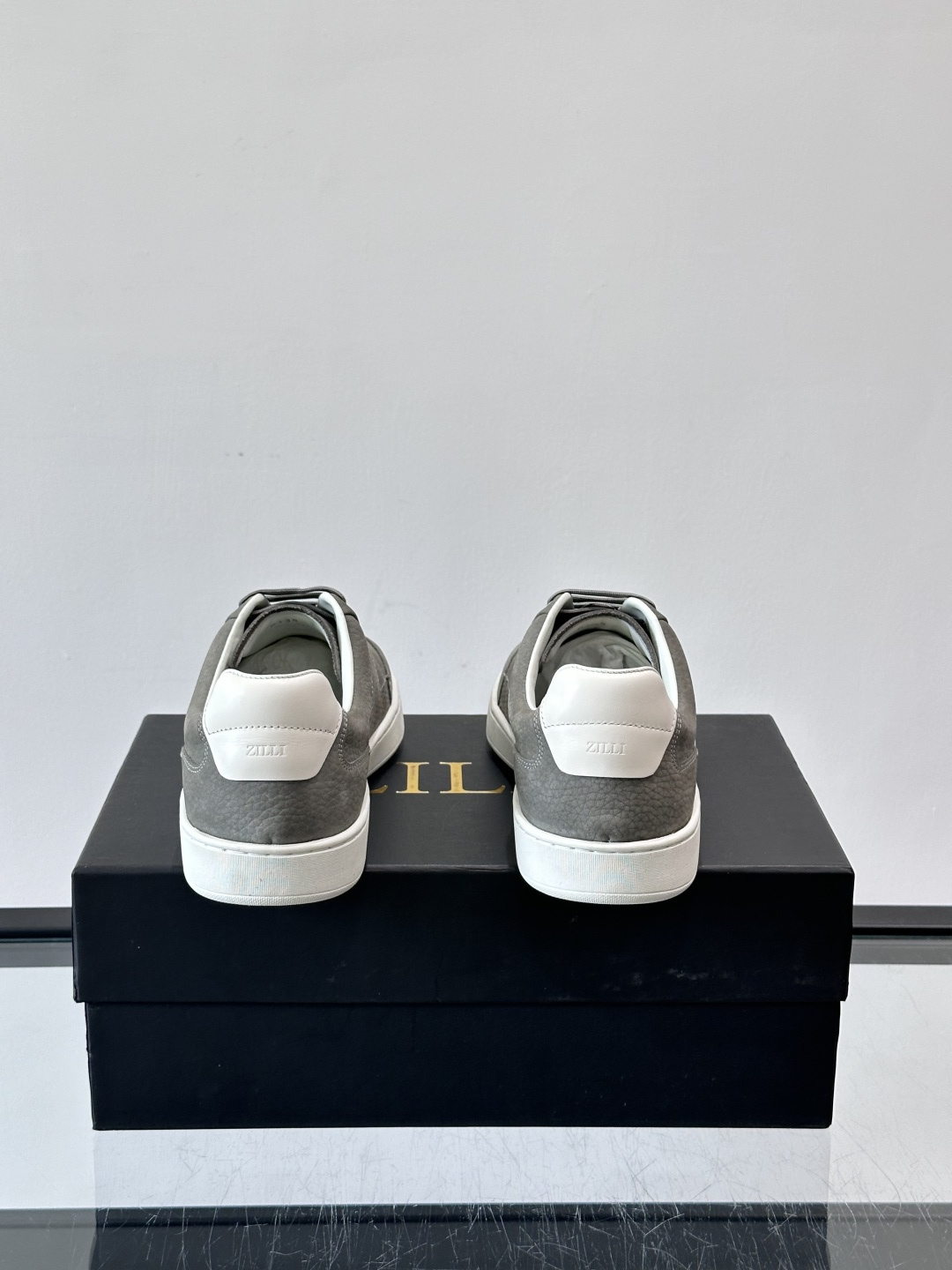 ZILLI这款休闲鞋选用绒面小牛皮，质感细腻又高级，极简设计融合休闲与精致，通勤或商务休闲都能轻松驾驭。