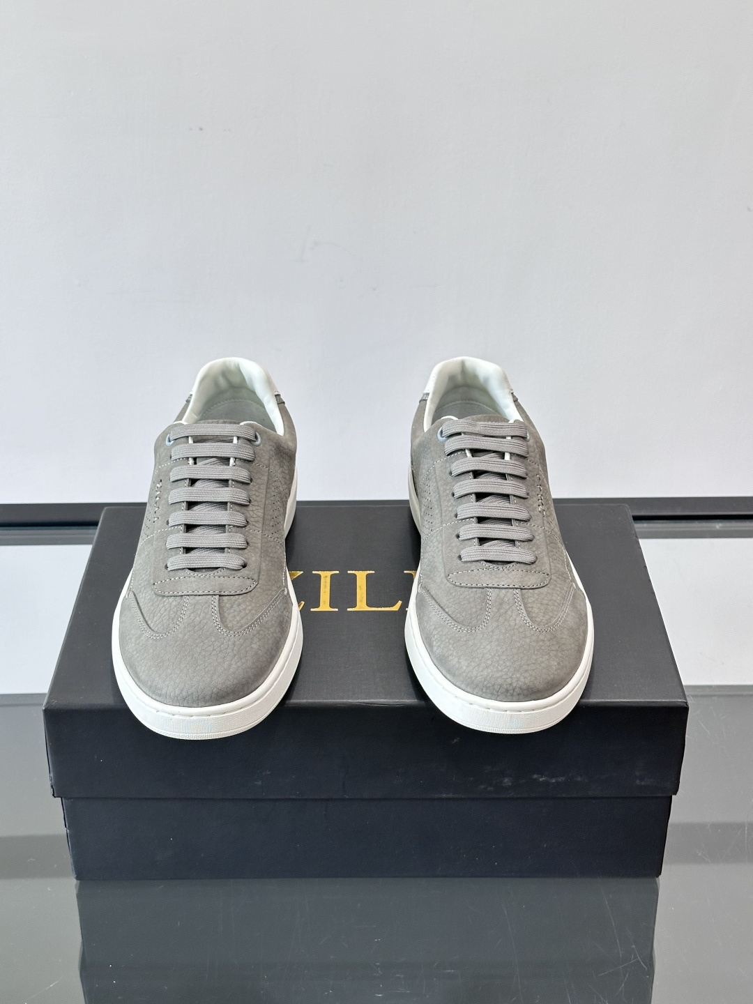 ZILLI这款休闲鞋选用绒面小牛皮，质感细腻又高级，极简设计融合休闲与精致，通勤或商务休闲都能轻松驾驭。