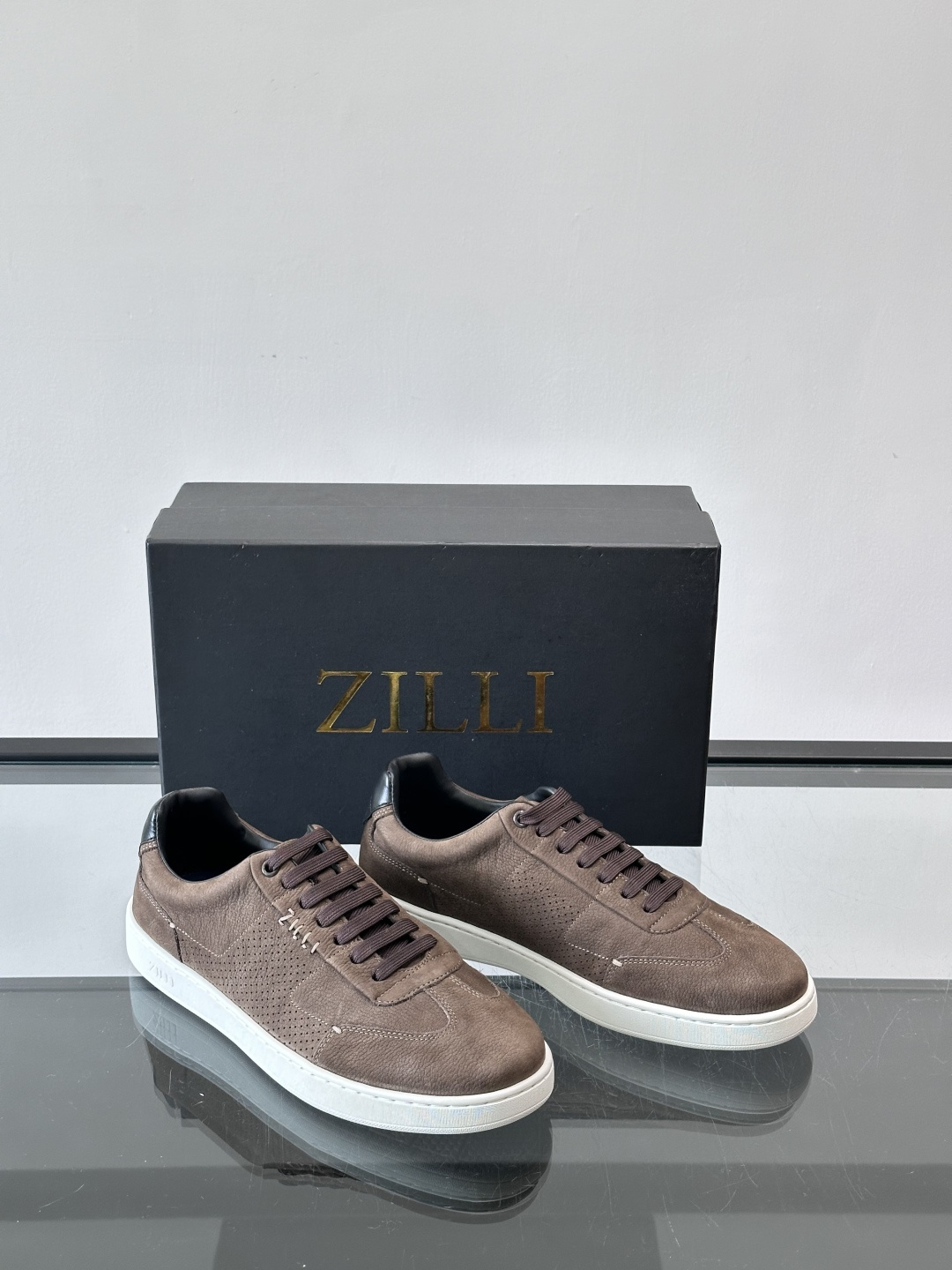 ZILLI这款休闲鞋选用绒面小牛皮，质感细腻又高级，极简设计融合休闲与精致，通勤或商务休闲都能轻松驾驭。