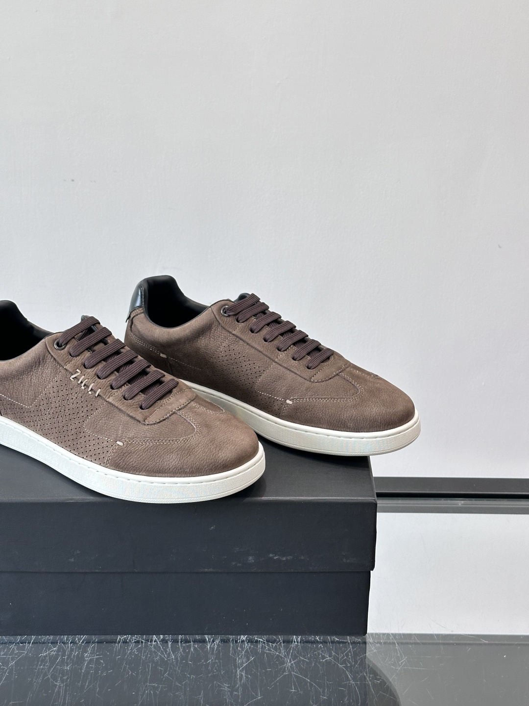 ZILLI这款休闲鞋选用绒面小牛皮，质感细腻又高级，极简设计融合休闲与精致，通勤或商务休闲都能轻松驾驭。