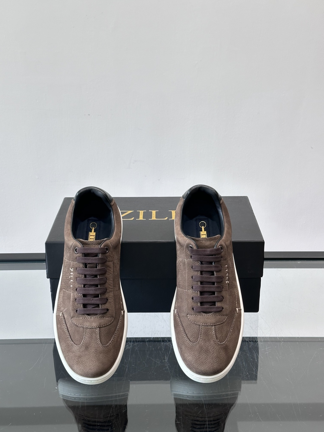 ZILLI这款休闲鞋选用绒面小牛皮，质感细腻又高级，极简设计融合休闲与精致，通勤或商务休闲都能轻松驾驭。