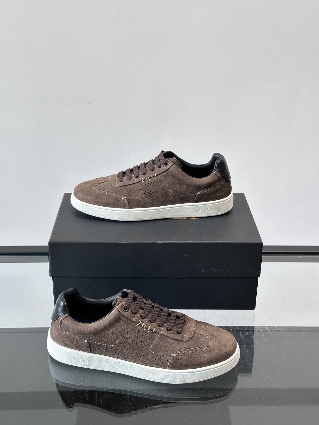 ZILLI这款休闲鞋选用绒面小牛皮，质感细腻又高级，极简设计融合休闲与精致，通勤或商务休闲都能轻松驾驭。