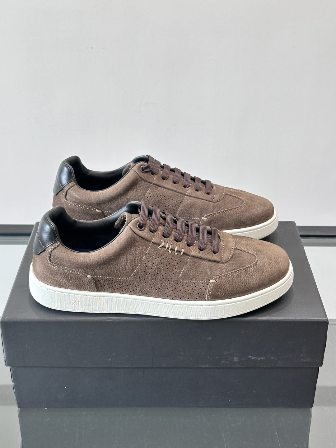 ZILLI这款休闲鞋选用绒面小牛皮，质感细腻又高级，极简设计融合休闲与精致，通勤或商务休闲都能轻松驾驭。