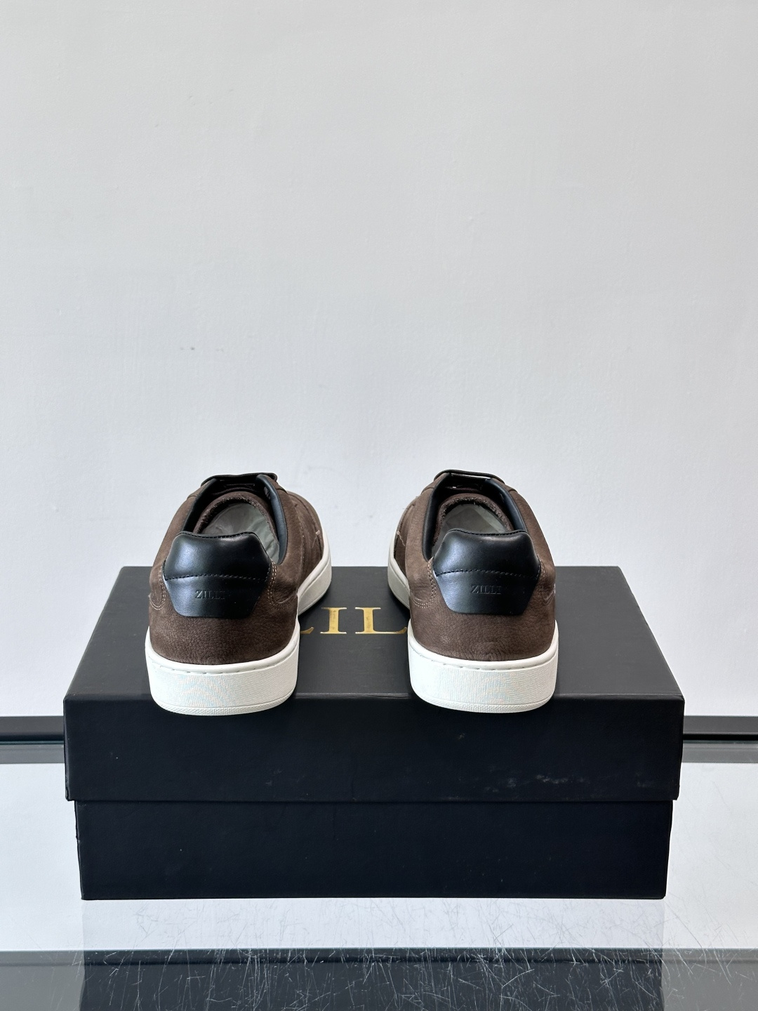ZILLI这款休闲鞋选用绒面小牛皮，质感细腻又高级，极简设计融合休闲与精致，通勤或商务休闲都能轻松驾驭。
