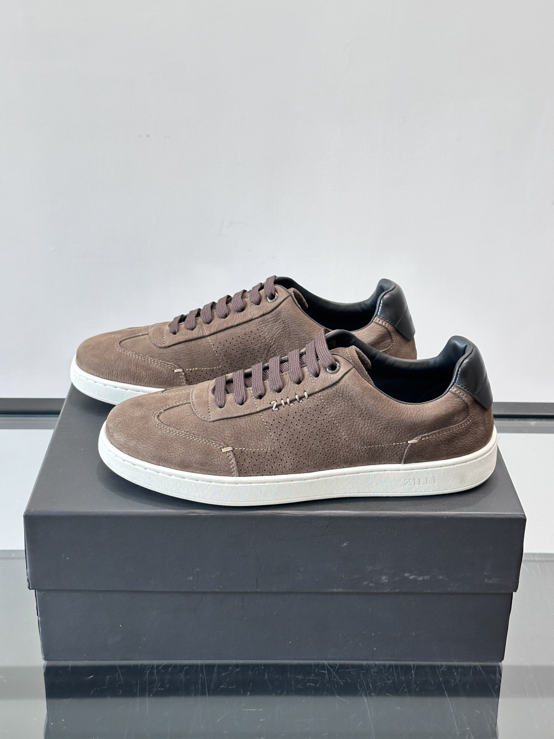ZILLI这款休闲鞋选用绒面小牛皮，质感细腻又高级，极简设计融合休闲与精致，通勤或商务休闲都能轻松驾驭。