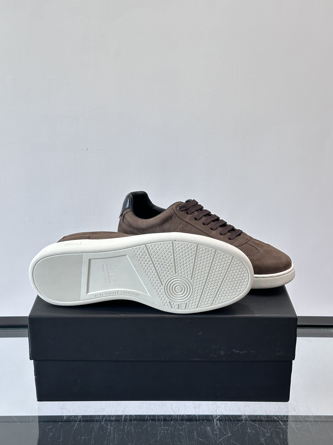 ZILLI这款休闲鞋选用绒面小牛皮，质感细腻又高级，极简设计融合休闲与精致，通勤或商务休闲都能轻松驾驭。