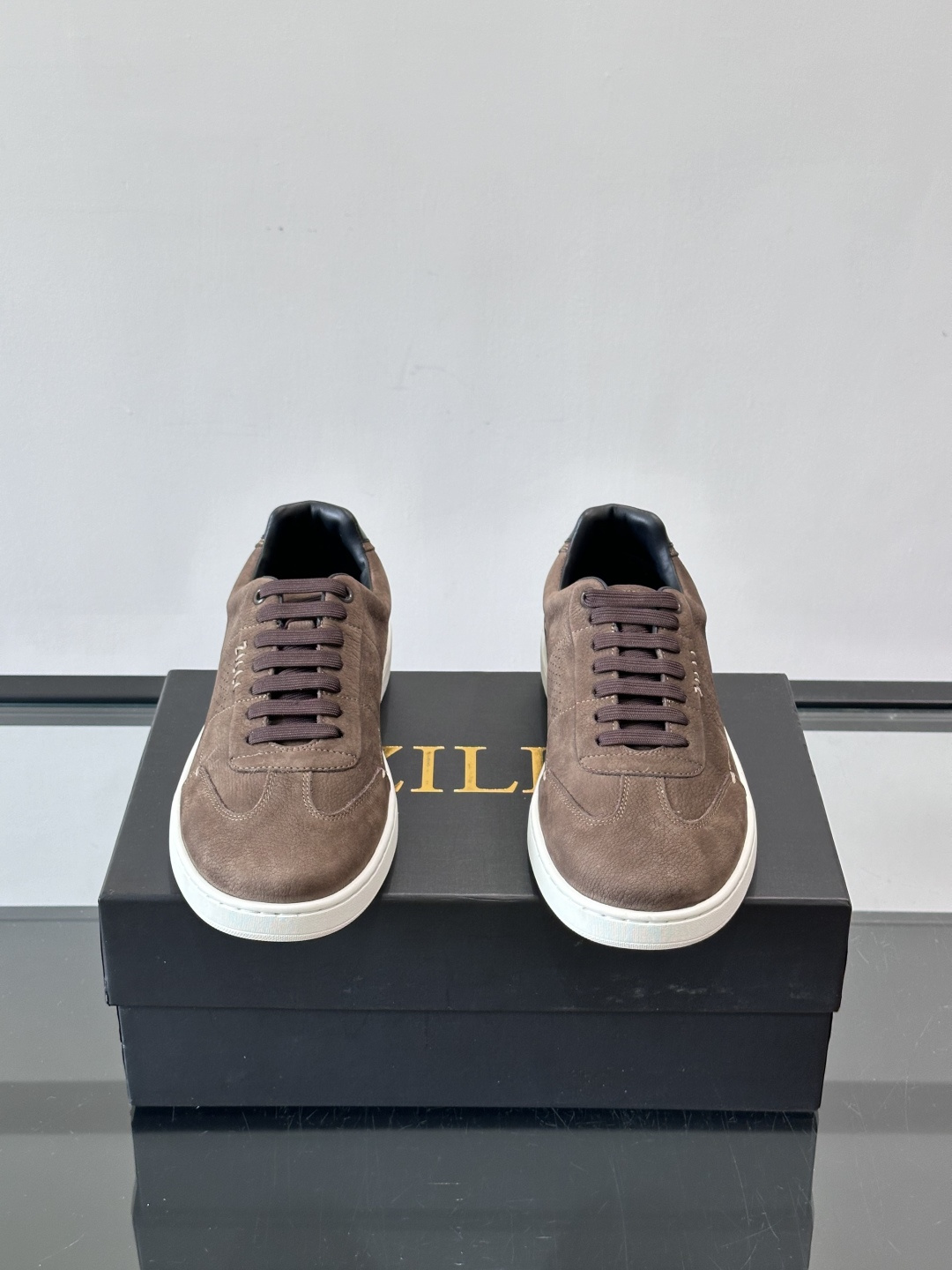 ZILLI这款休闲鞋选用绒面小牛皮，质感细腻又高级，极简设计融合休闲与精致，通勤或商务休闲都能轻松驾驭。