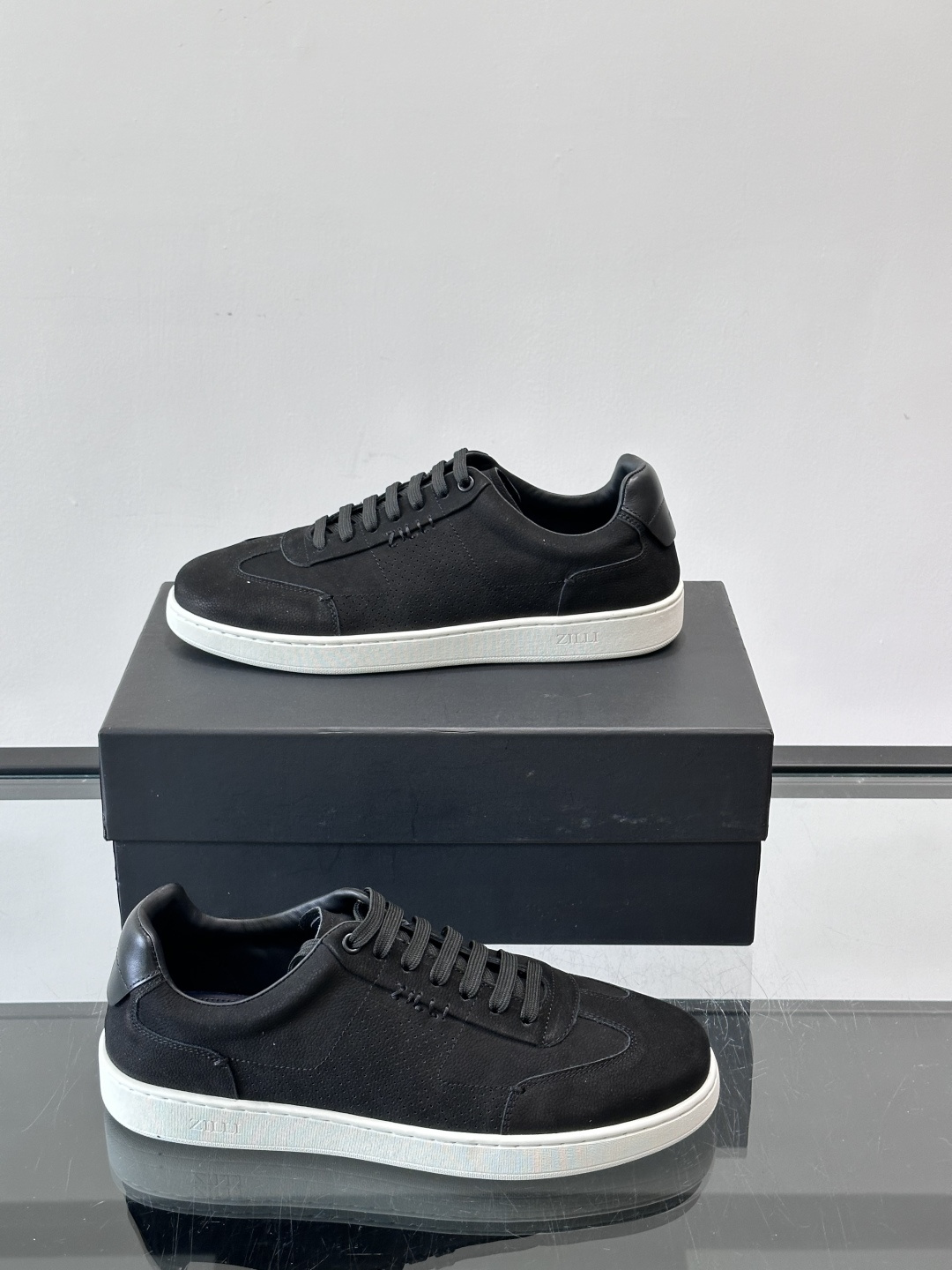 ZILLI这款休闲鞋选用绒面小牛皮，质感细腻又高级，极简设计融合休闲与精致，通勤或商务休闲都能轻松驾驭。