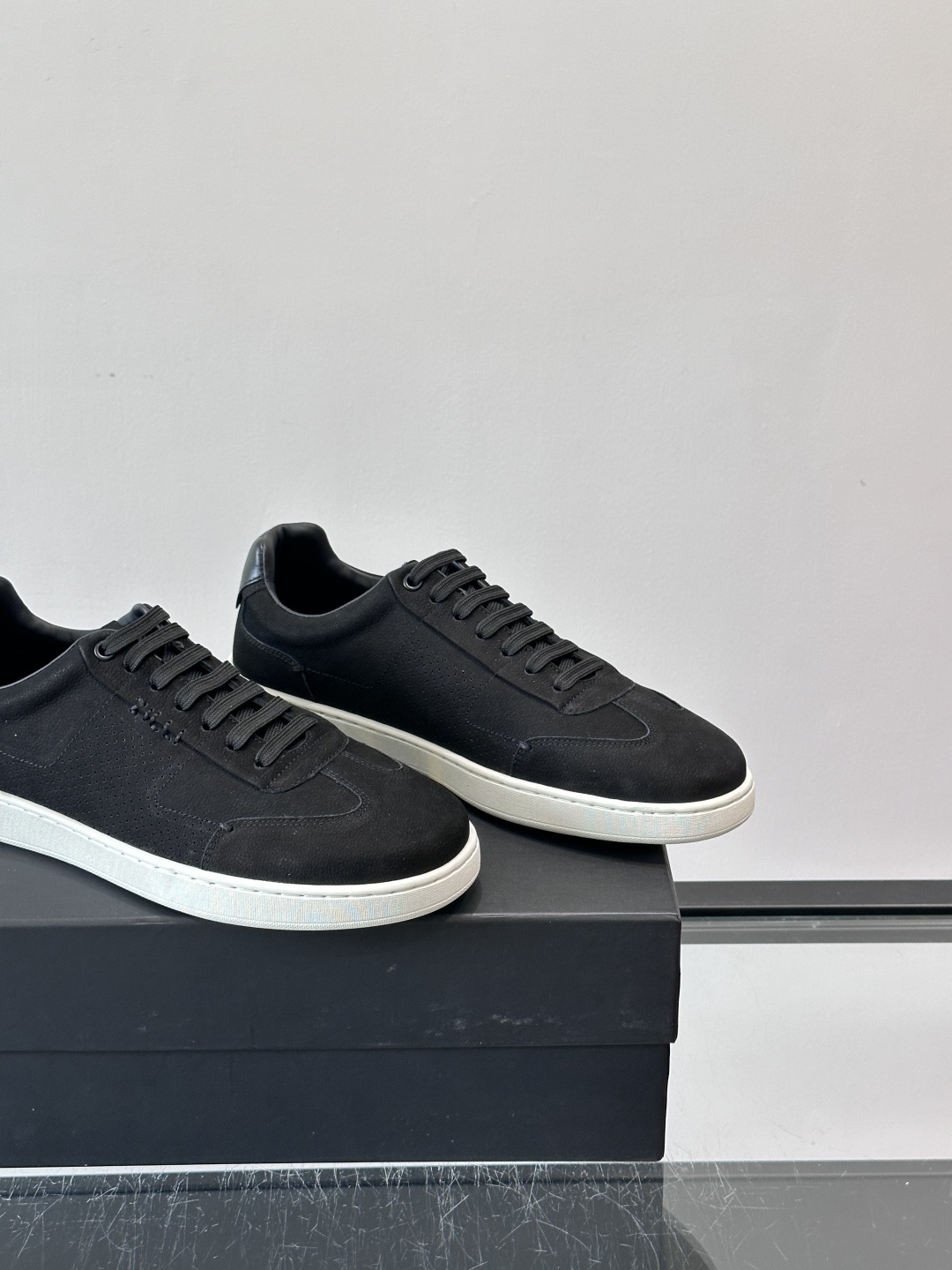 ZILLI这款休闲鞋选用绒面小牛皮，质感细腻又高级，极简设计融合休闲与精致，通勤或商务休闲都能轻松驾驭。