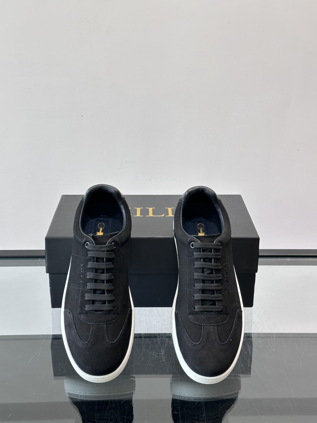 ZILLI这款休闲鞋选用绒面小牛皮，质感细腻又高级，极简设计融合休闲与精致，通勤或商务休闲都能轻松驾驭。