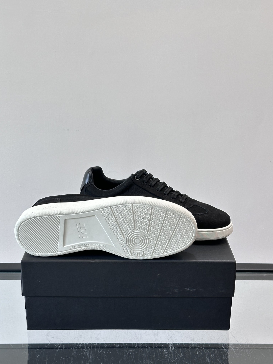 ZILLI这款休闲鞋选用绒面小牛皮，质感细腻又高级，极简设计融合休闲与精致，通勤或商务休闲都能轻松驾驭。