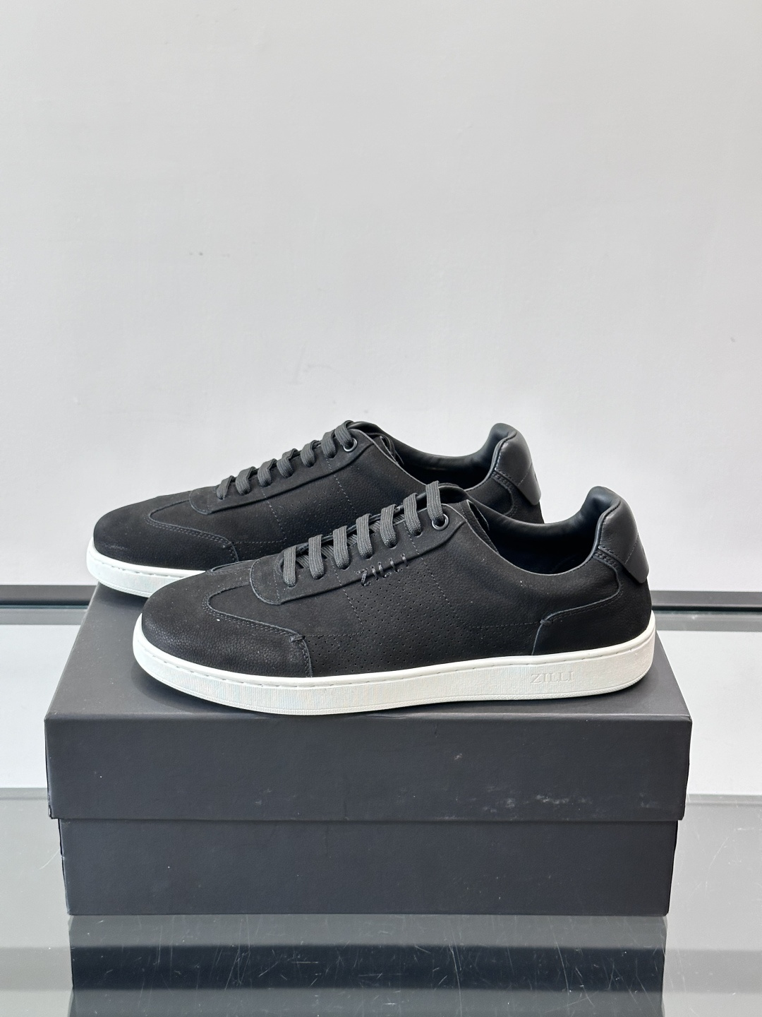 ZILLI这款休闲鞋选用绒面小牛皮，质感细腻又高级，极简设计融合休闲与精致，通勤或商务休闲都能轻松驾驭。