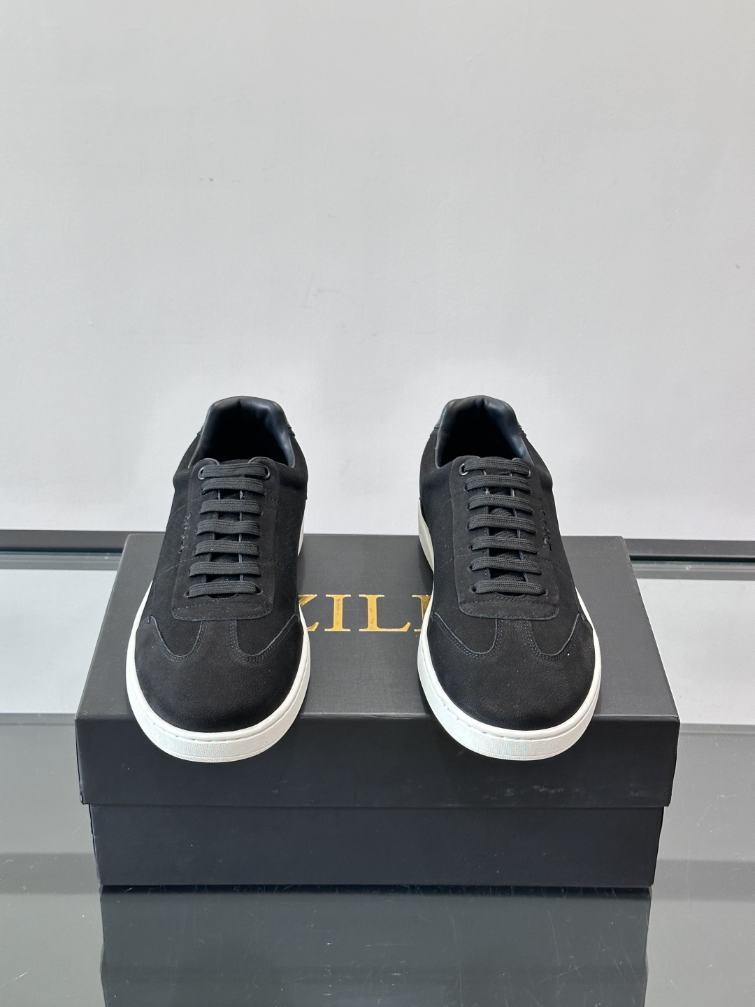 ZILLI这款休闲鞋选用绒面小牛皮，质感细腻又高级，极简设计融合休闲与精致，通勤或商务休闲都能轻松驾驭。