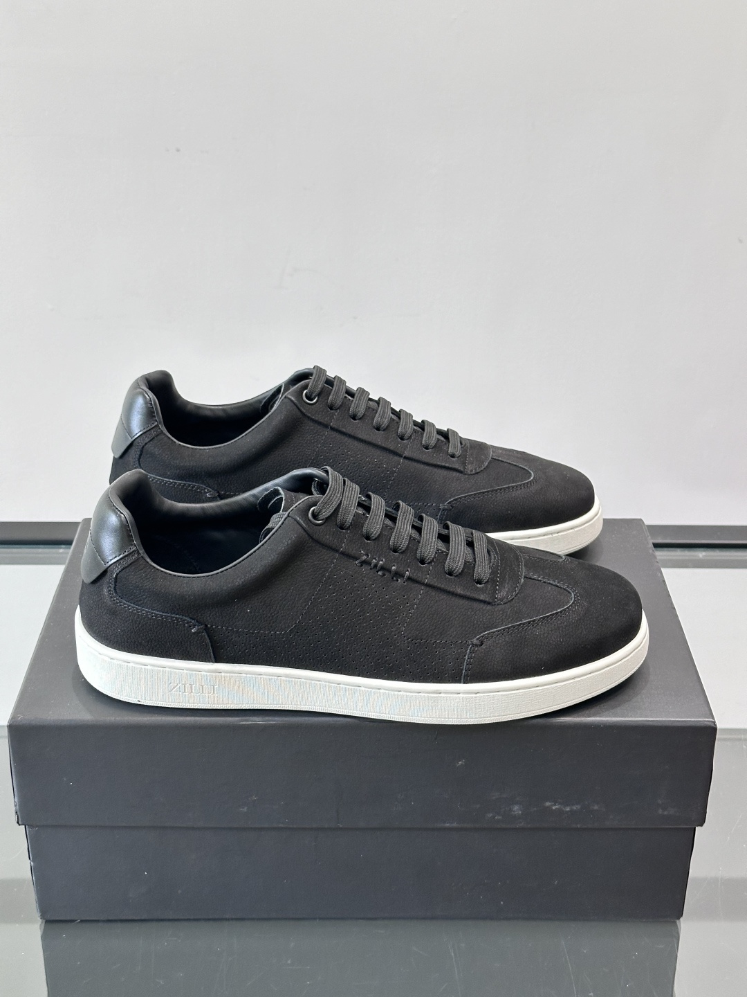 ZILLI这款休闲鞋选用绒面小牛皮，质感细腻又高级，极简设计融合休闲与精致，通勤或商务休闲都能轻松驾驭。