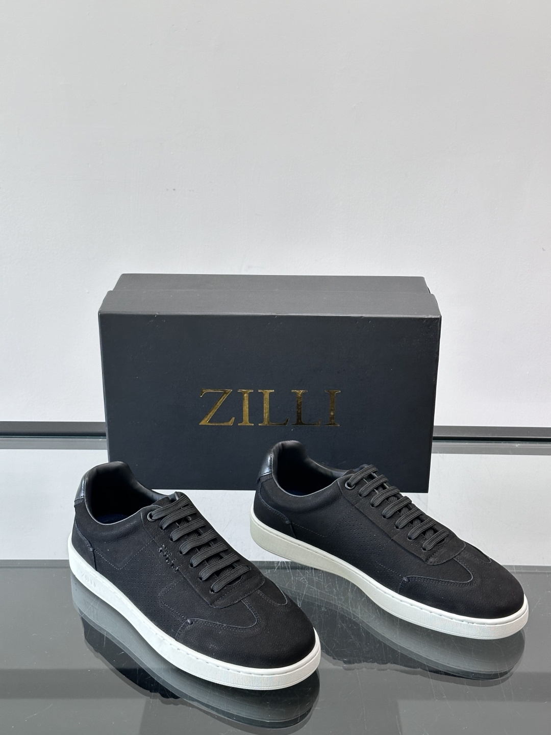 ZILLI这款休闲鞋选用绒面小牛皮，质感细腻又高级，极简设计融合休闲与精致，通勤或商务休闲都能轻松驾驭。