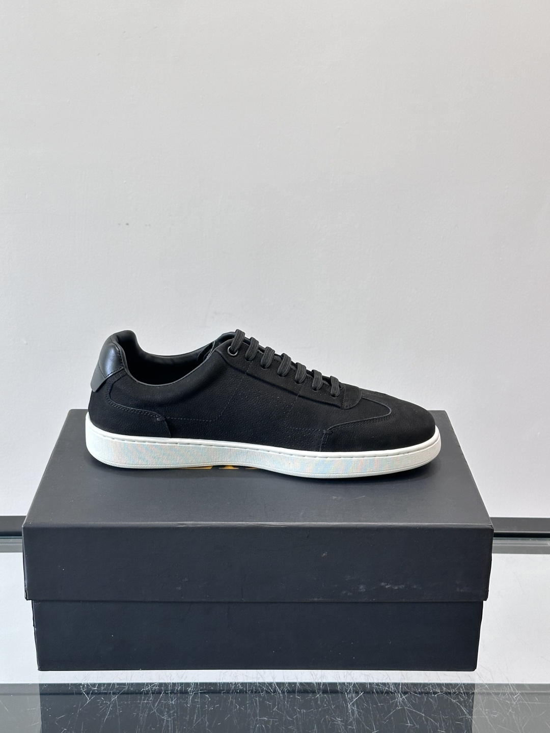 ZILLI这款休闲鞋选用绒面小牛皮，质感细腻又高级，极简设计融合休闲与精致，通勤或商务休闲都能轻松驾驭。