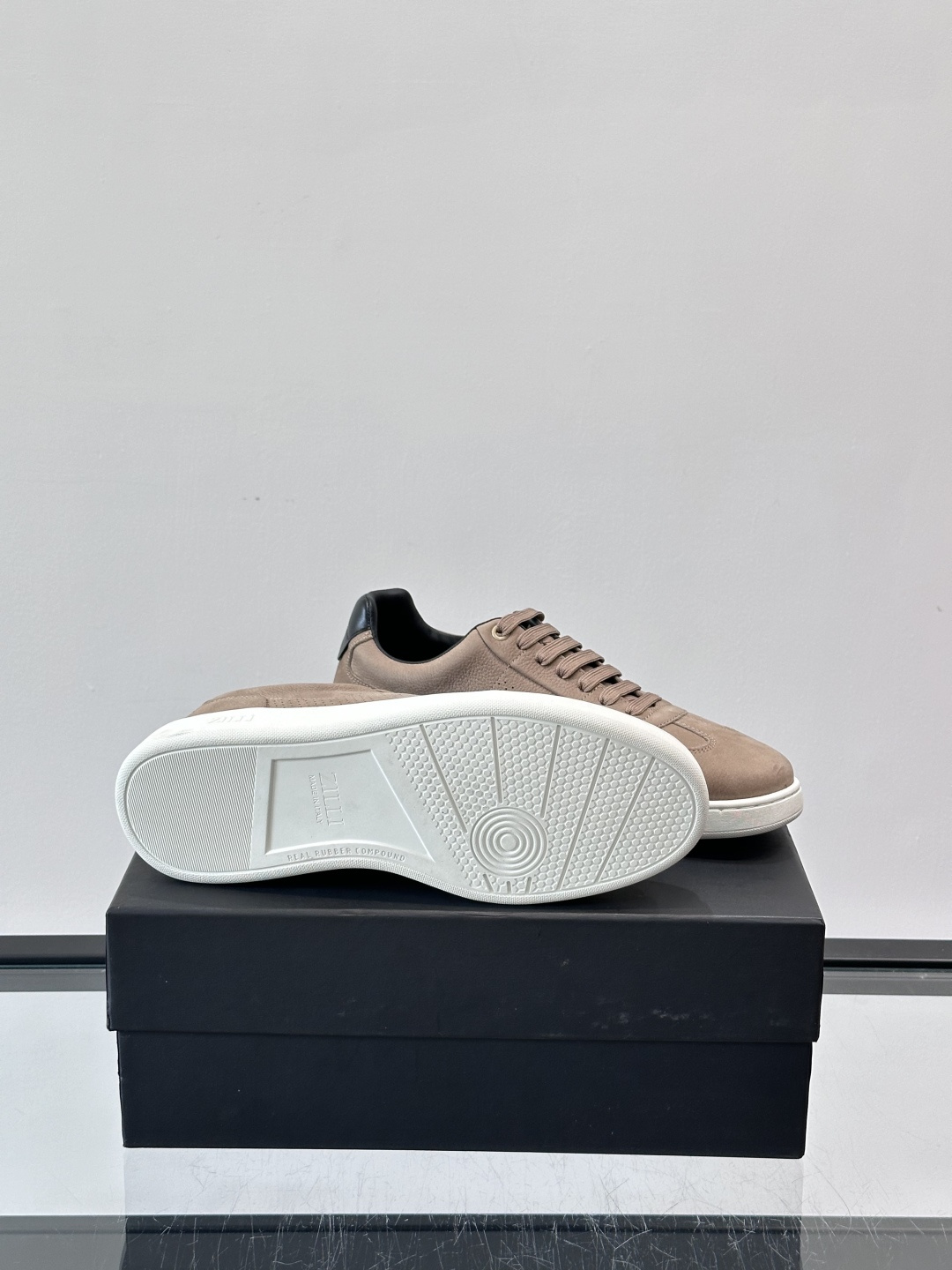 ZILLI这款休闲鞋选用绒面小牛皮，质感细腻又高级，极简设计融合休闲与精致，通勤或商务休闲都能轻松驾驭。