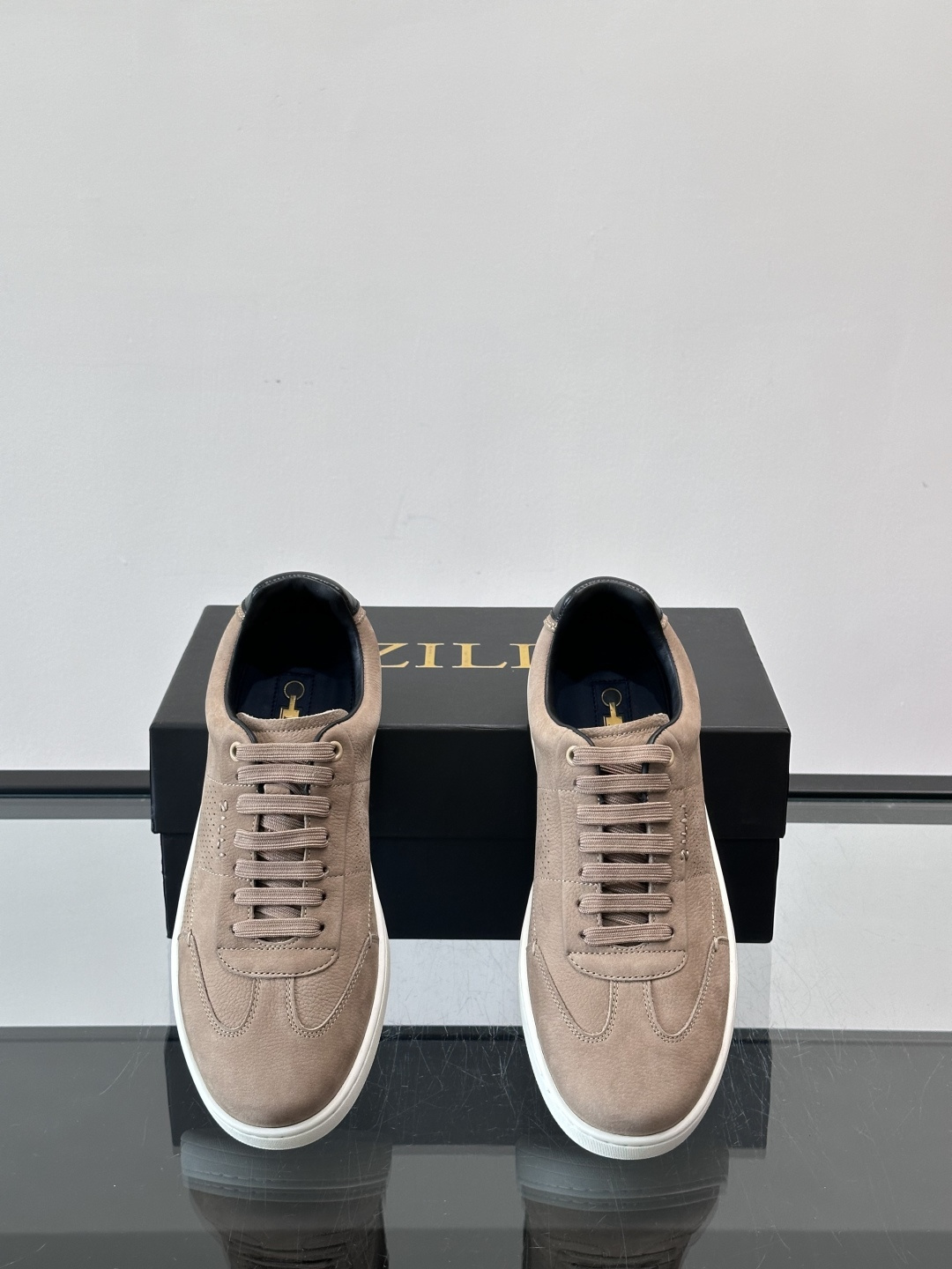 ZILLI这款休闲鞋选用绒面小牛皮，质感细腻又高级，极简设计融合休闲与精致，通勤或商务休闲都能轻松驾驭。