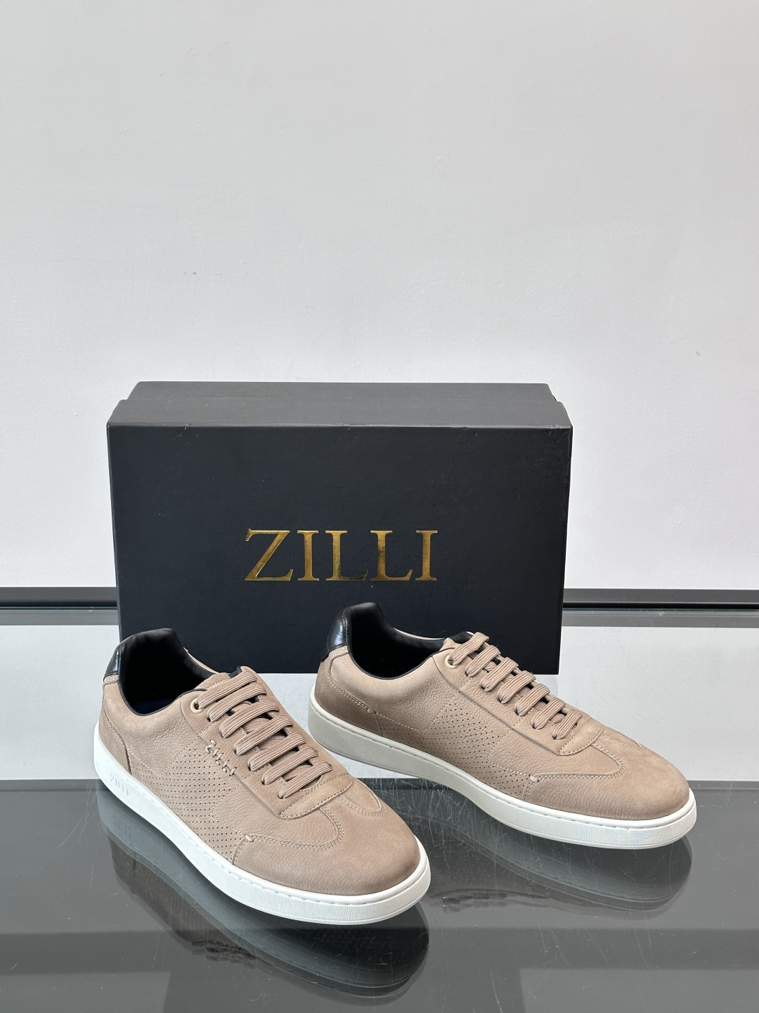 ZILLI这款休闲鞋选用绒面小牛皮，质感细腻又高级，极简设计融合休闲与精致，通勤或商务休闲都能轻松驾驭。