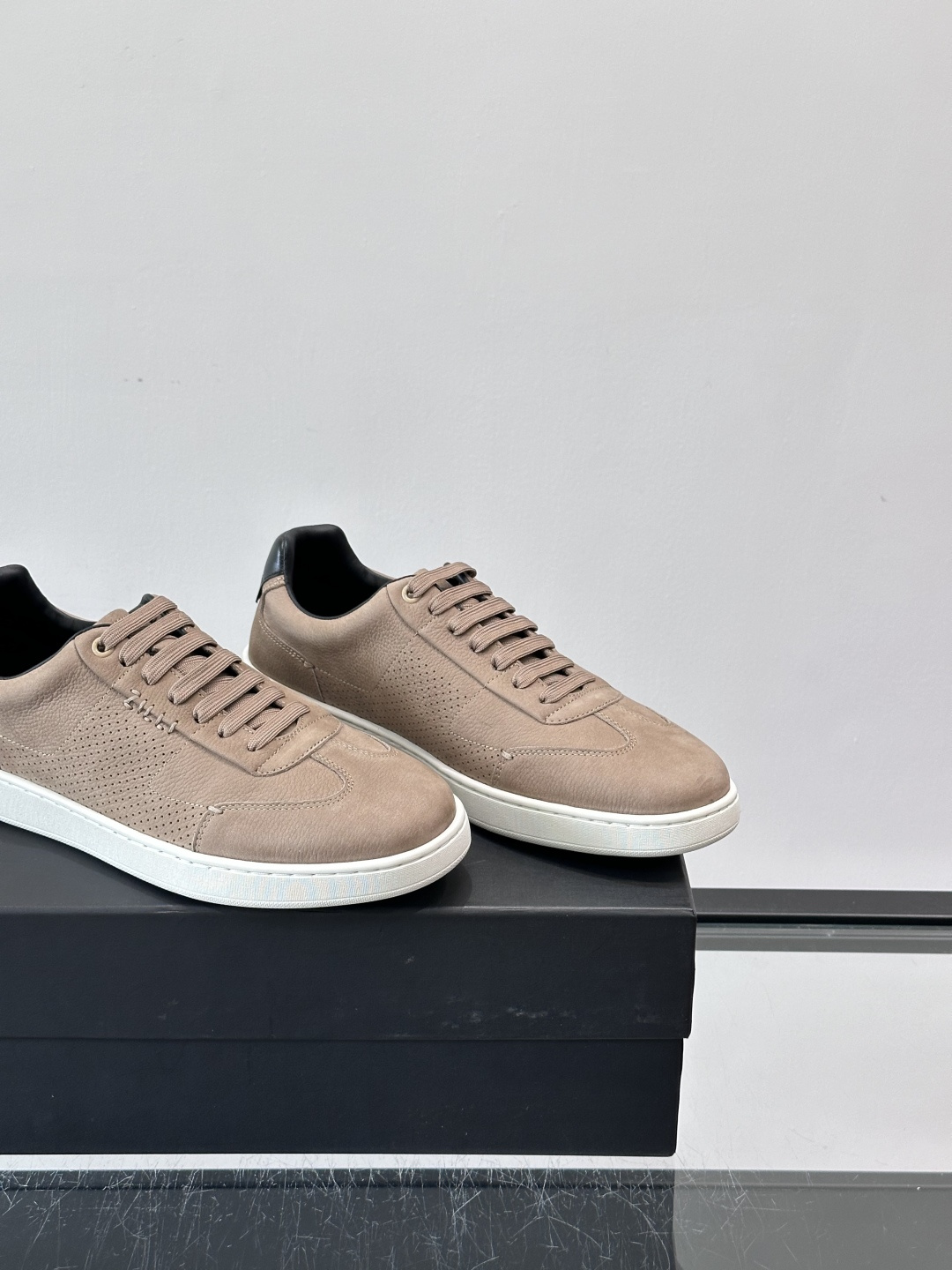 ZILLI这款休闲鞋选用绒面小牛皮，质感细腻又高级，极简设计融合休闲与精致，通勤或商务休闲都能轻松驾驭。