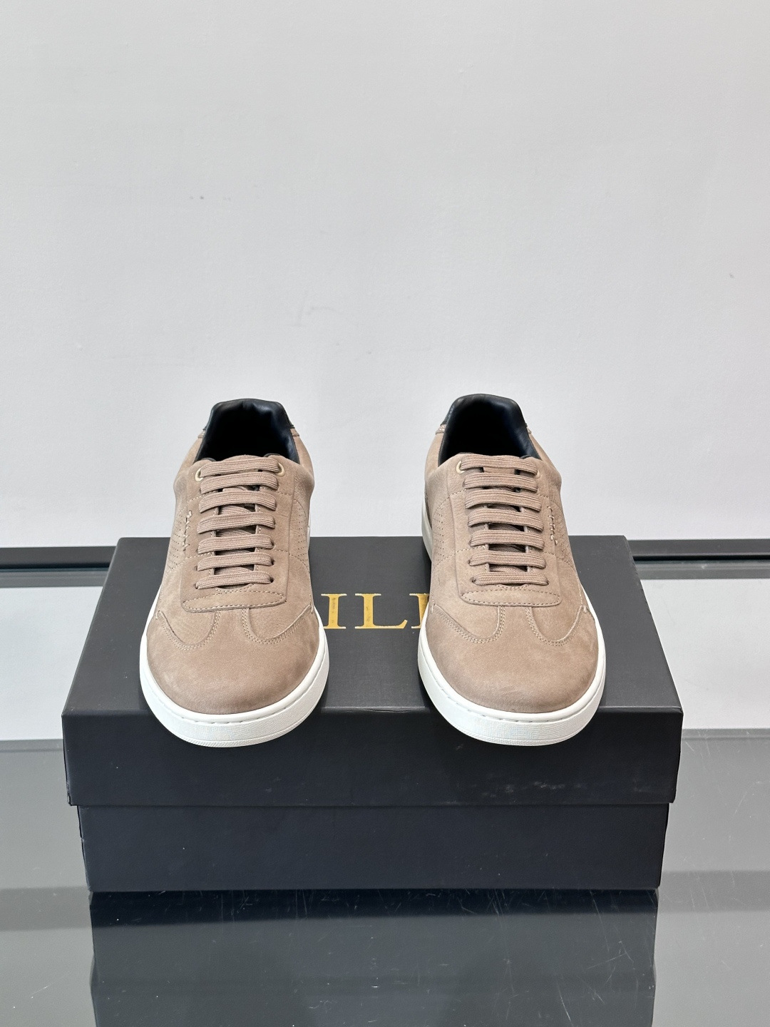 ZILLI这款休闲鞋选用绒面小牛皮，质感细腻又高级，极简设计融合休闲与精致，通勤或商务休闲都能轻松驾驭。