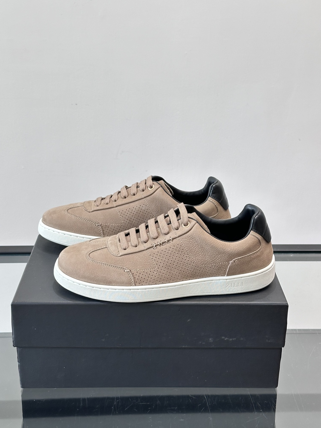 ZILLI这款休闲鞋选用绒面小牛皮，质感细腻又高级，极简设计融合休闲与精致，通勤或商务休闲都能轻松驾驭。