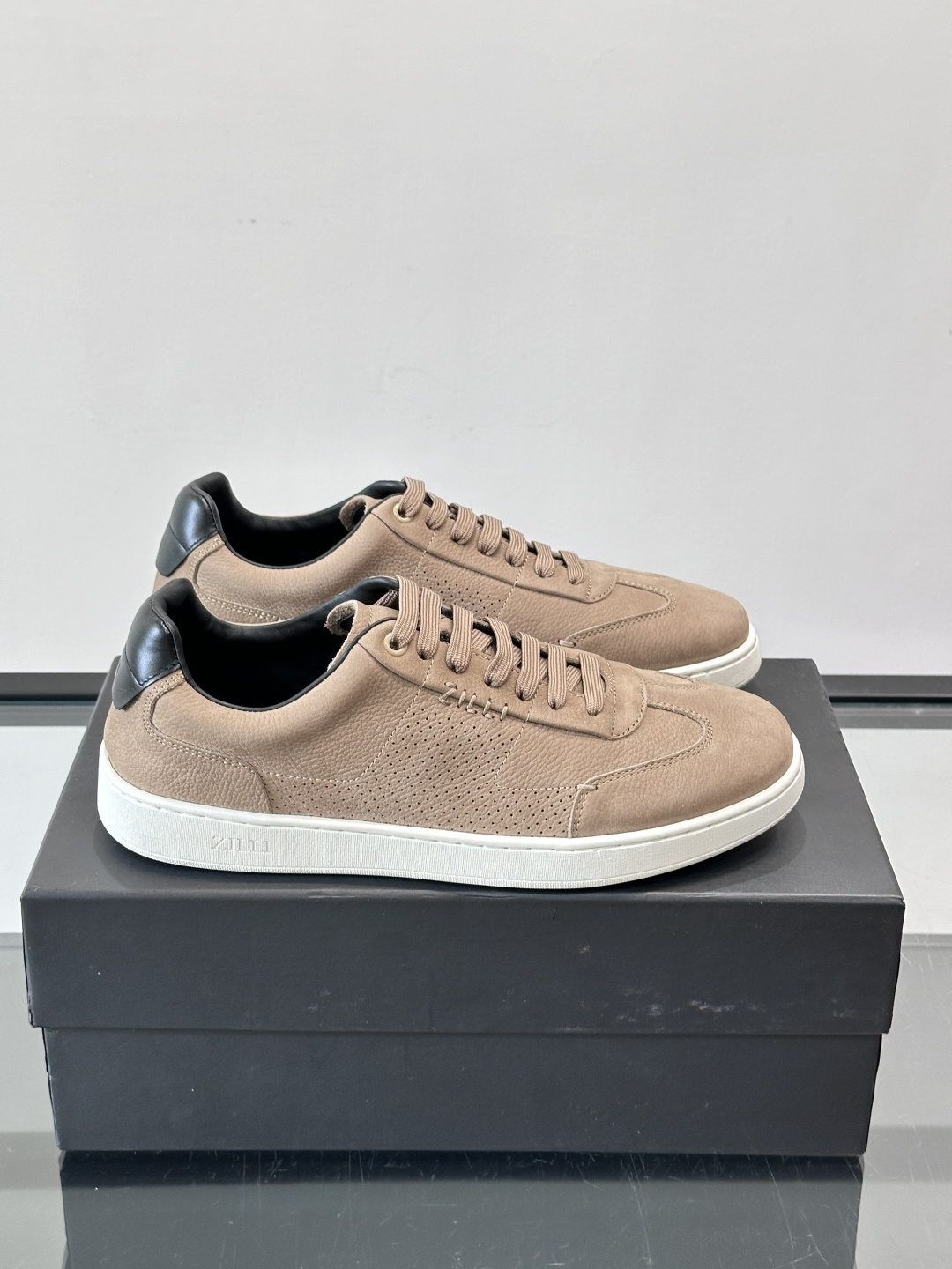 ZILLI这款休闲鞋选用绒面小牛皮，质感细腻又高级，极简设计融合休闲与精致，通勤或商务休闲都能轻松驾驭。